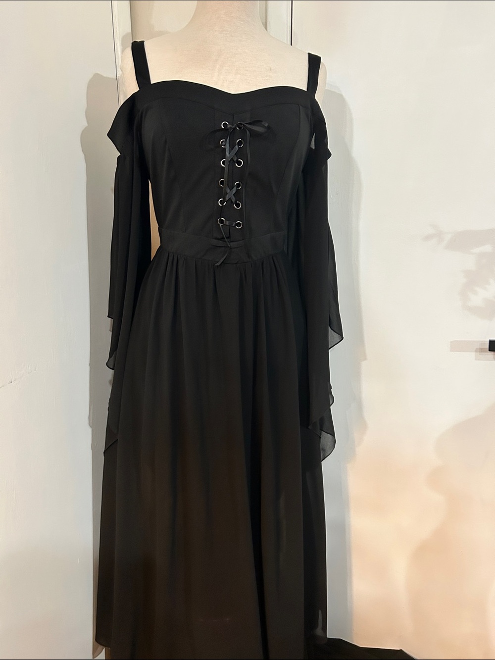 Source Unknown Black Cold-Shoulder Lace-Up Maxi Dress